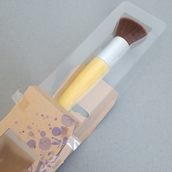 Bamboo Buffing & Foundation Brushes - Picture 5 of 7